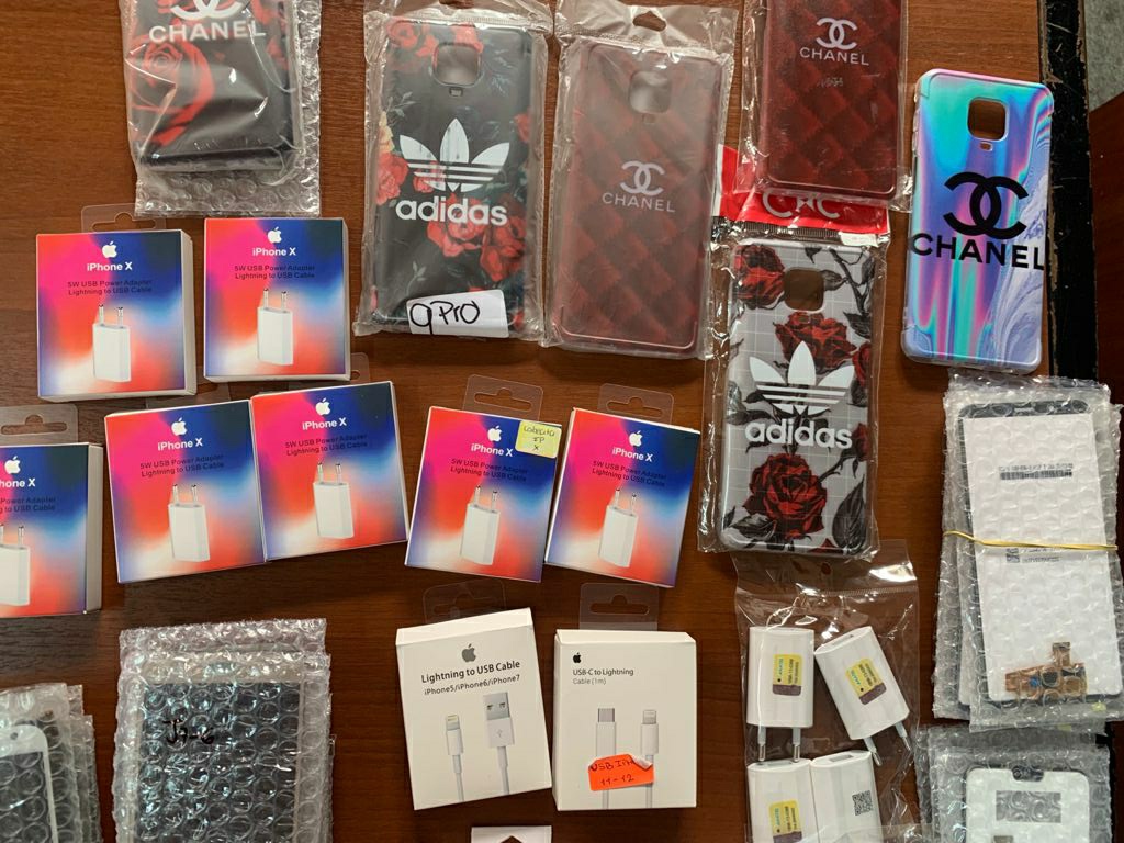 Incautan accesorios presumiblemente falsificados para celulares  en allanamiento en Ñemby