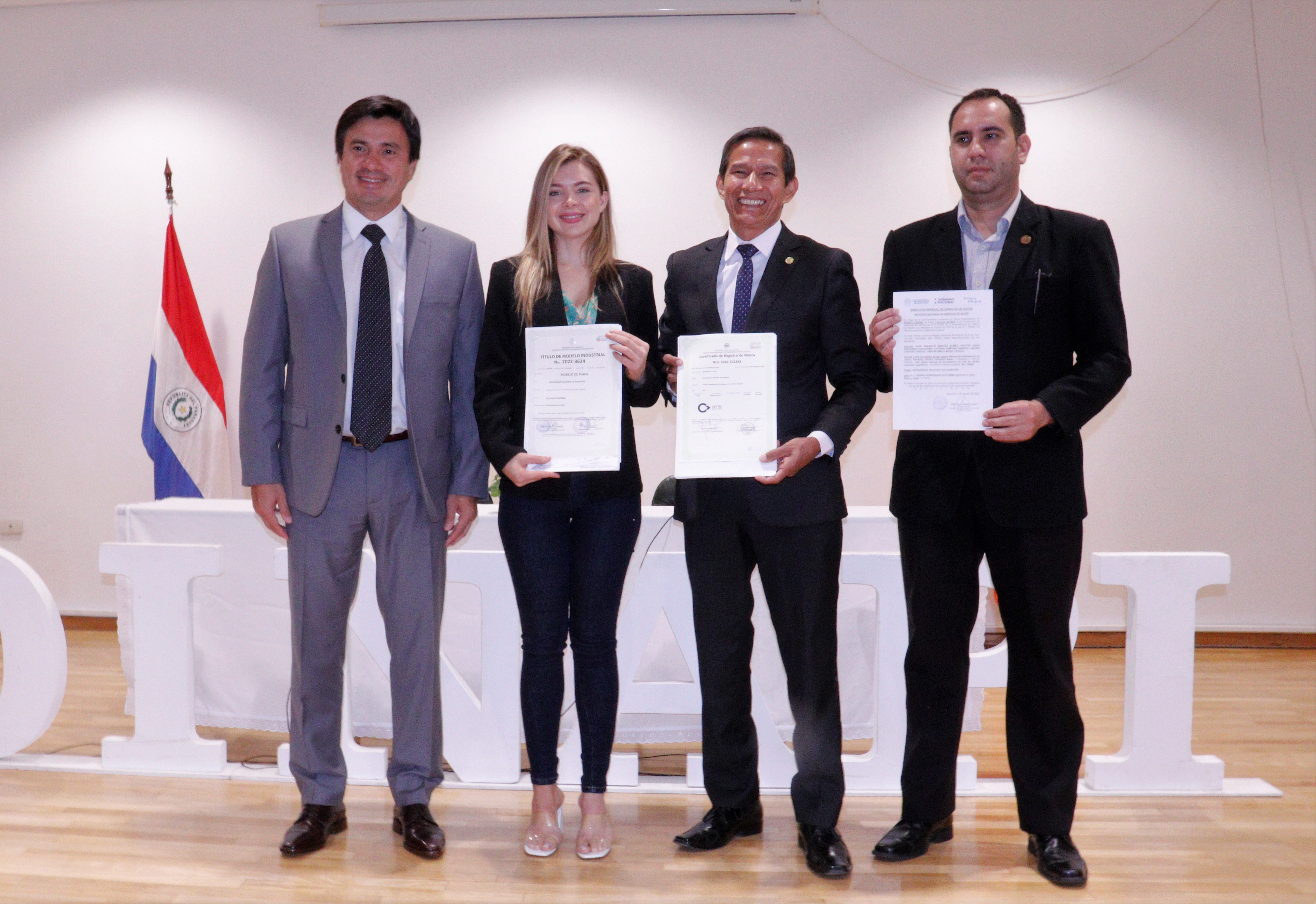 La DINAPI entregó registros de propiedad intelectual a investigaciones y trabajos realizados por universitarios de la UNA