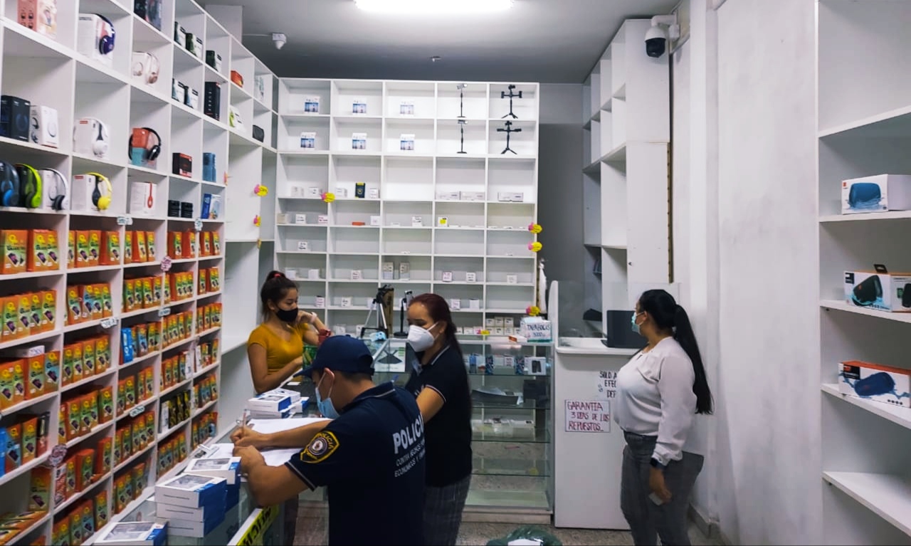 Incautan productos presumiblemente falsificados en allanamiento en el Mercado 4