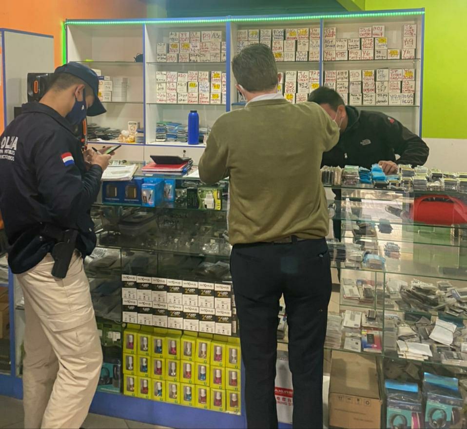 Dinapi incauta accesorios presumiblemente falsificados para celulares en la ciudad de Luque