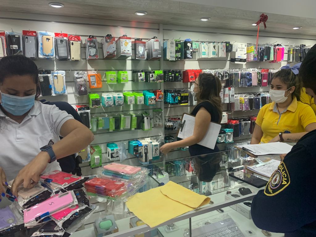 Incautan accesorios presuntamente falsificados para celulares en allanamiento en M. R. Alonso