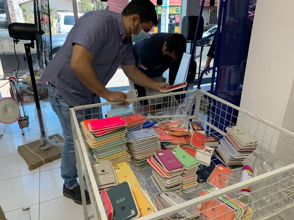 Incautan accesorios presumiblemente falsificados para celulares en allanamiento en Lambaré
