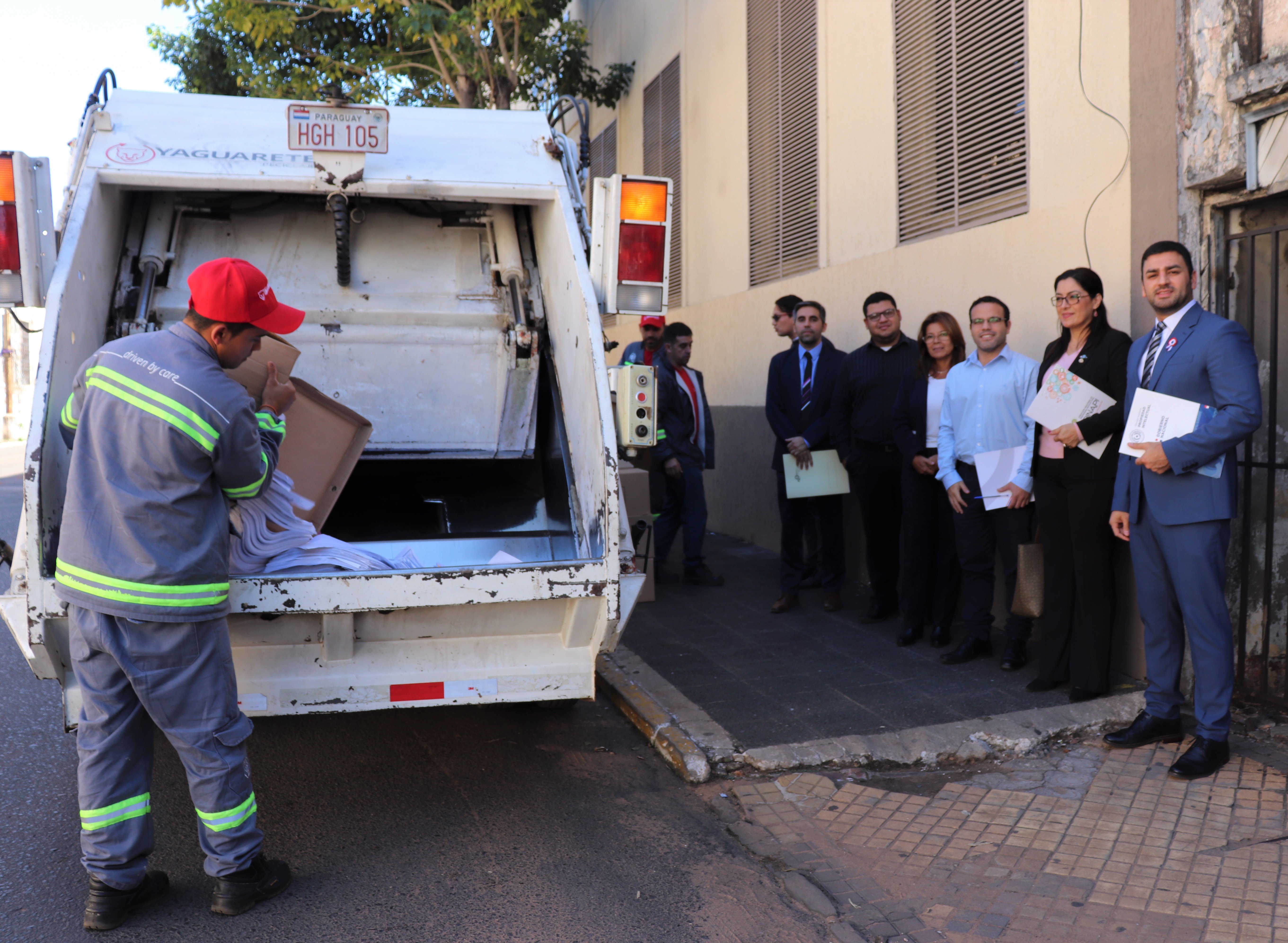 La DINAPI entregó para reciclar unos 600 kilos de documentos institucionales que perdieron su valor jurídico