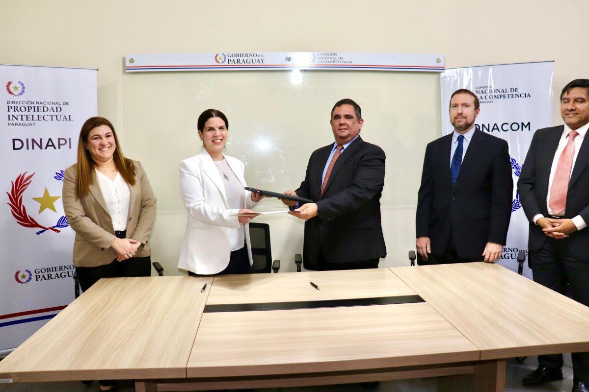 DINAPI y CONACOM firmaron convenio para fortalecer la cooperación interinstitucional