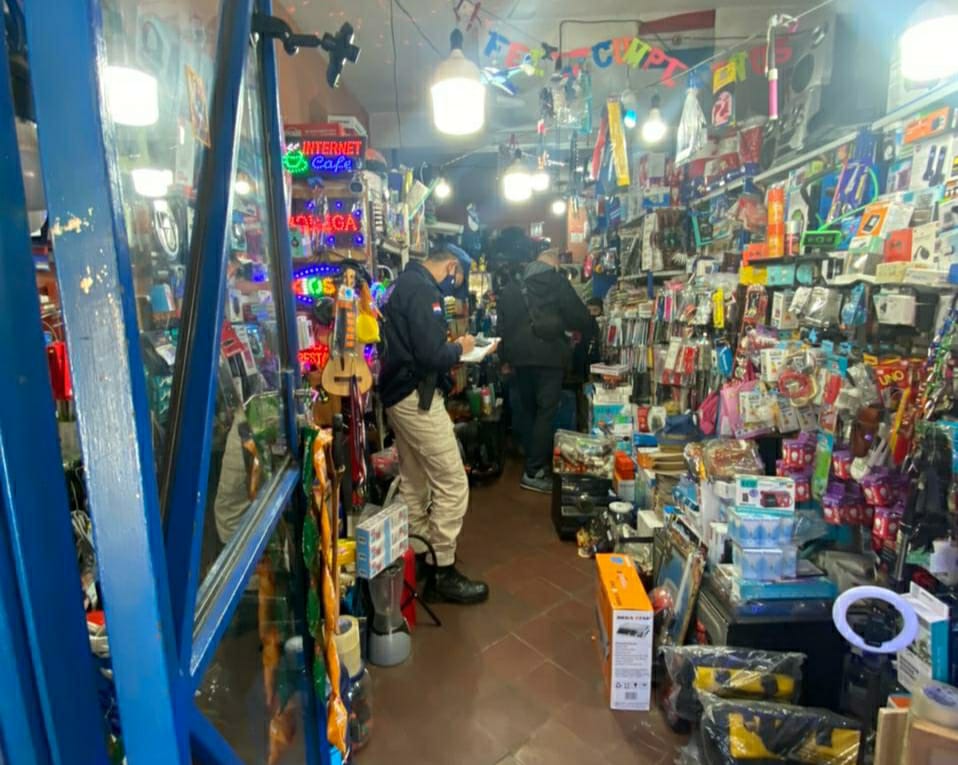 Detectan e intervienen local donde se comercializan accesorios presumiblemente falsificados para celulares