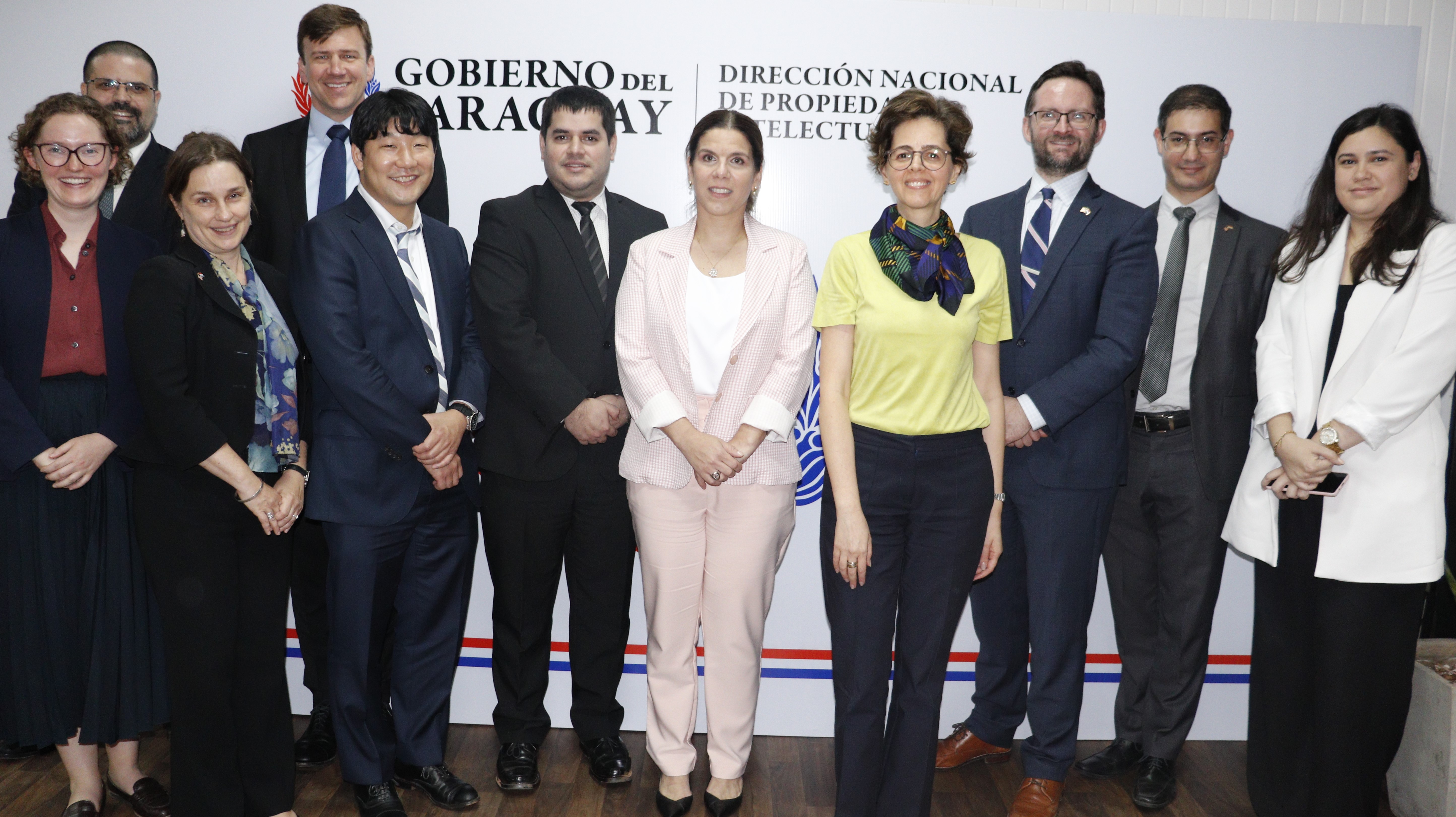 Encuentro protocolar entre autoridades de la DINAPI y altos funcionarios del gobierno de los Estados Unidos.