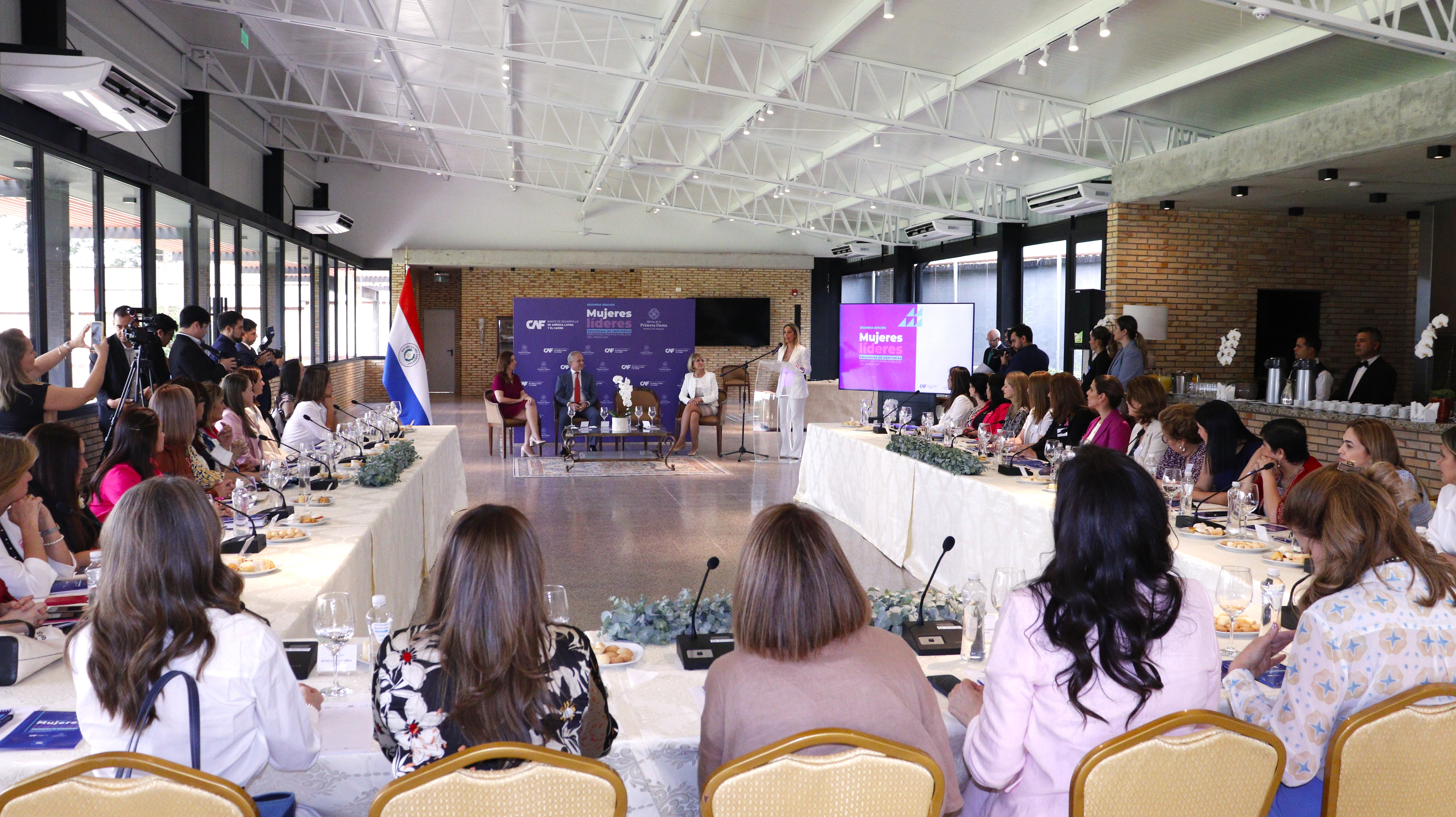 Mujeres líderes iniciarán el programa de mentorías dirigidas a funcionarias jóvenes del sector público.