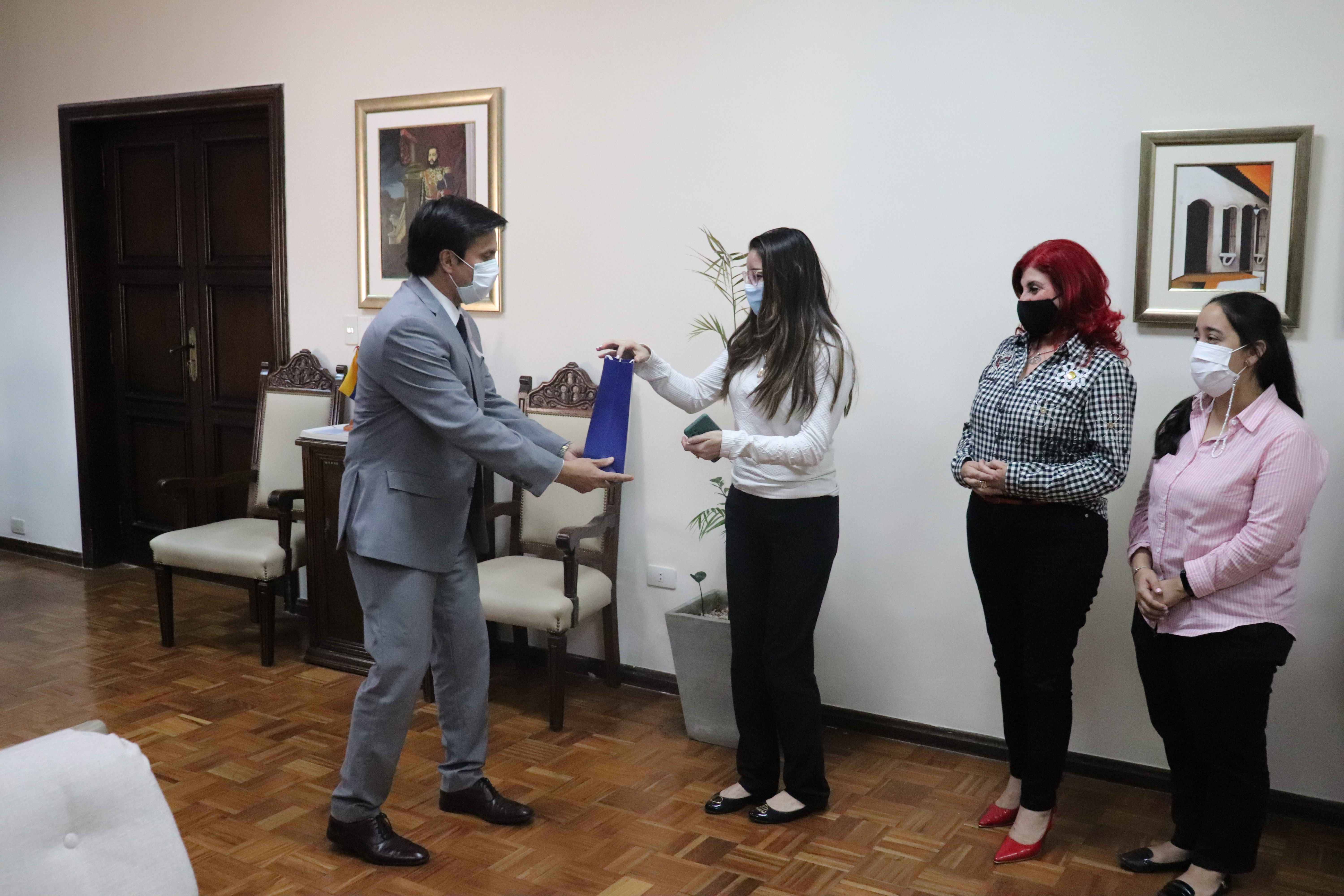 Funcionarias de DINAPI recibieron obsequios del director nacional en el marco de la campaña de lucha contra el cáncer de mama