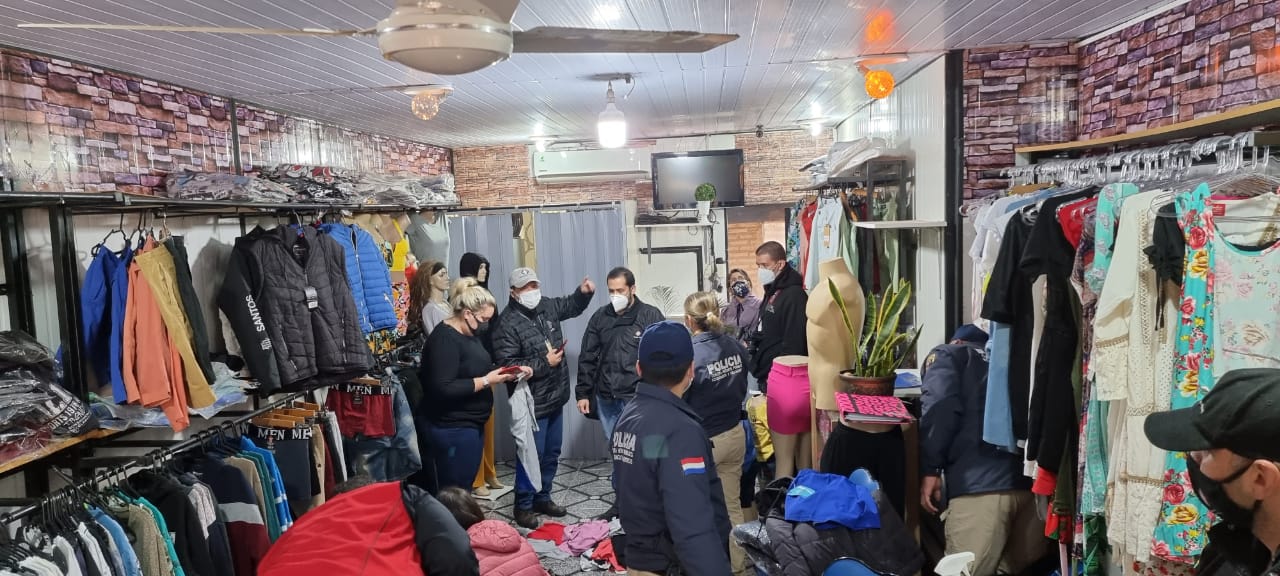 DINAPI Y Ministerio Público allanan local comercial e incautan prendas de vestir presumiblemente falsificadas