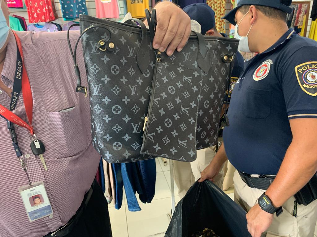 Incautan prendas y accesorios de alta gama presumiblemente falsificados