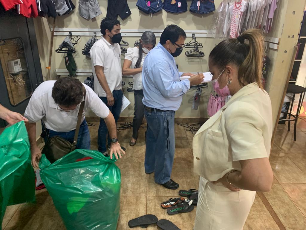 En Ciudad del Este decomisaron prendas deportivas presumiblemente falsificadas