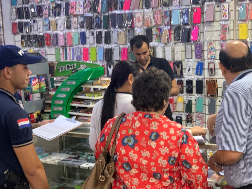 Se incautaron accesorios para celulares presumiblemente falsificados
