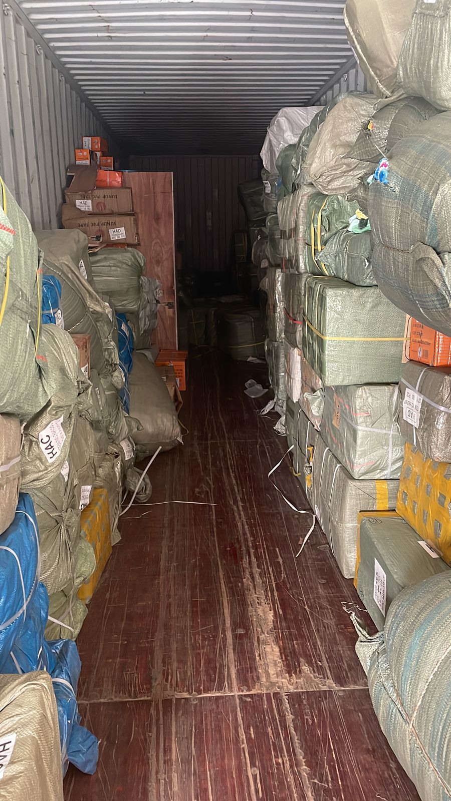 Gran cantidad de mercaderías sin documentaciones fueron confiscadas en un contenedor
