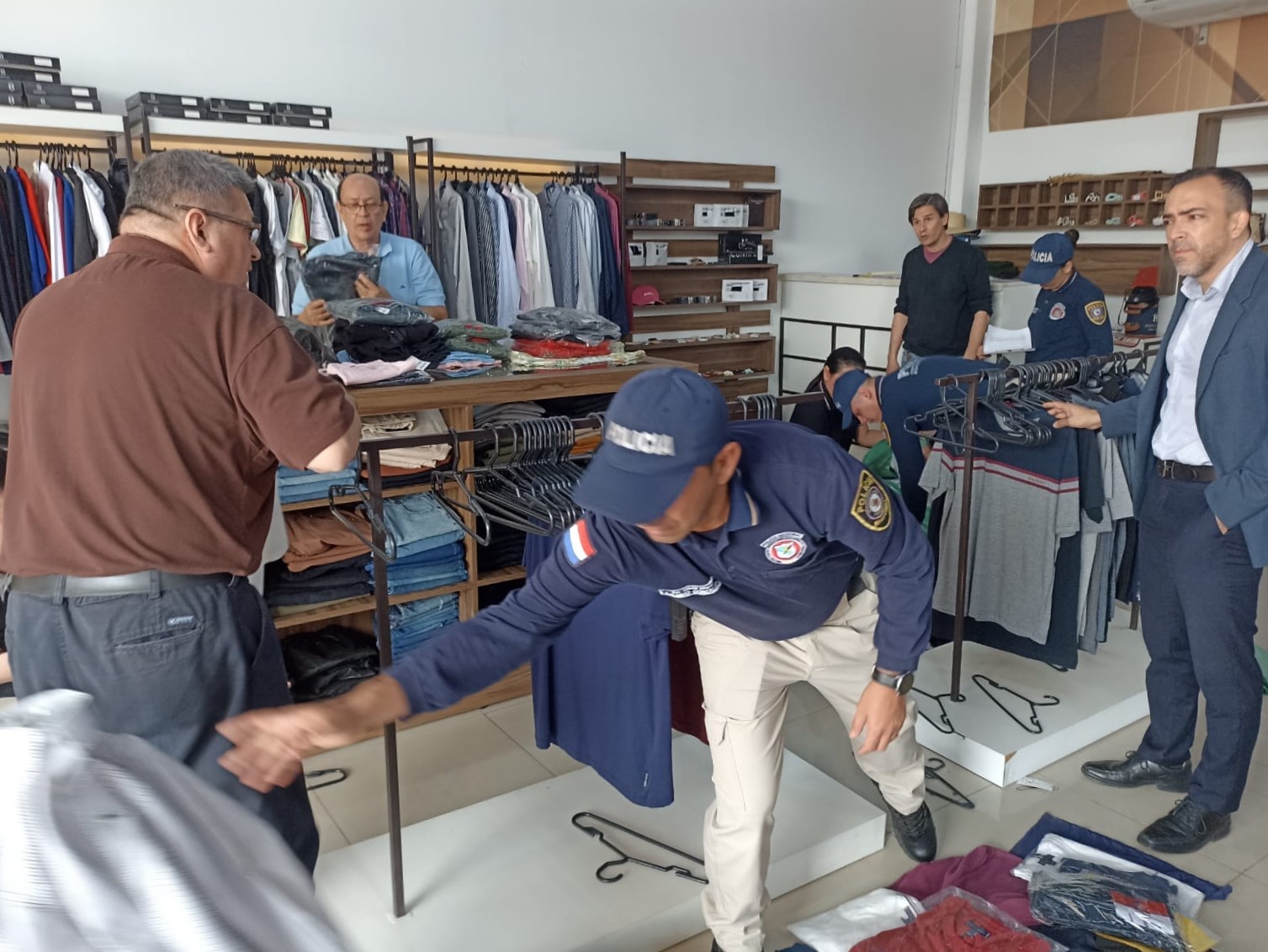 Se allanó una tienda que vendía prendas de marcas presumiblemente falsificadas