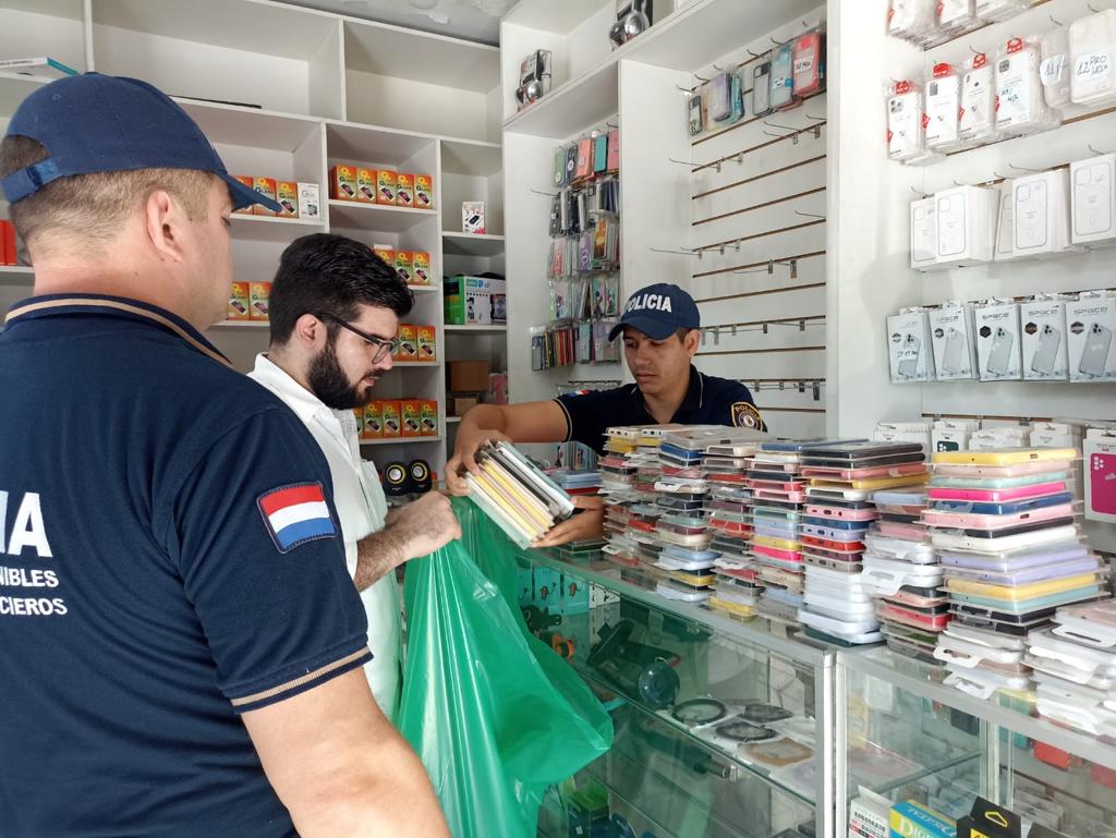 Intervención en tienda de electrónicos permitió incautar accesorios para celulares presumiblemente falsificados.