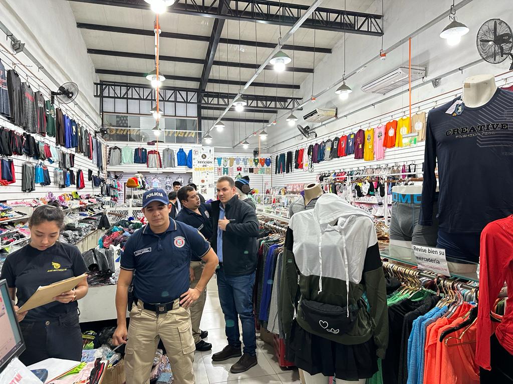 Prendas de vestir presumiblemente falsificadas fueron incautadas en populosa zona comercial