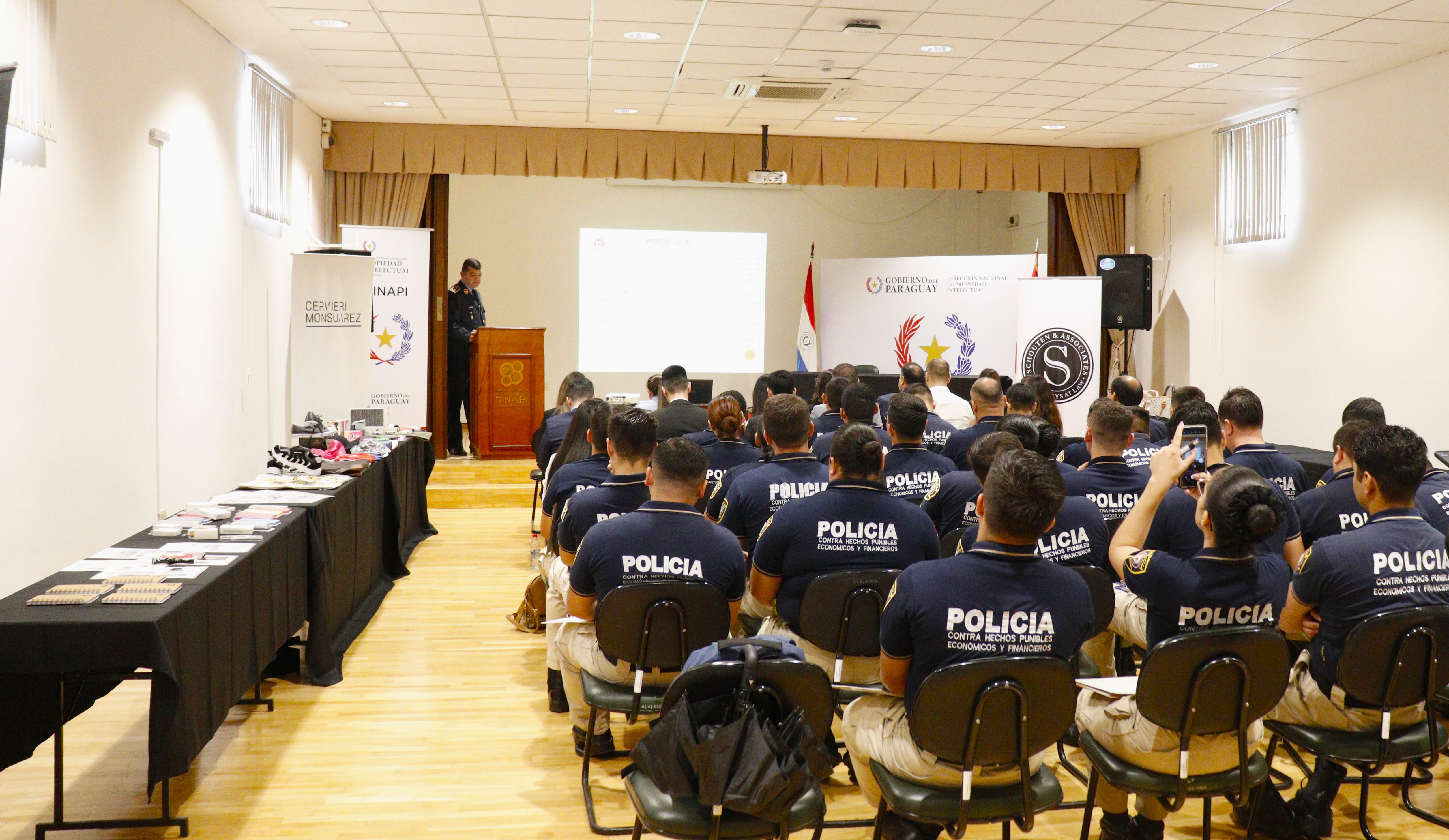 Agentes investigadores de hechos de violaciones de Derechos Intelectuales recibieron capacitación para identificar mercaderías falsificadas